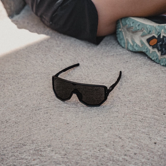 Sport-Sonnenbrille Tripoint Reschen - Matt Black Smoke /w Blue Multi Cat.3